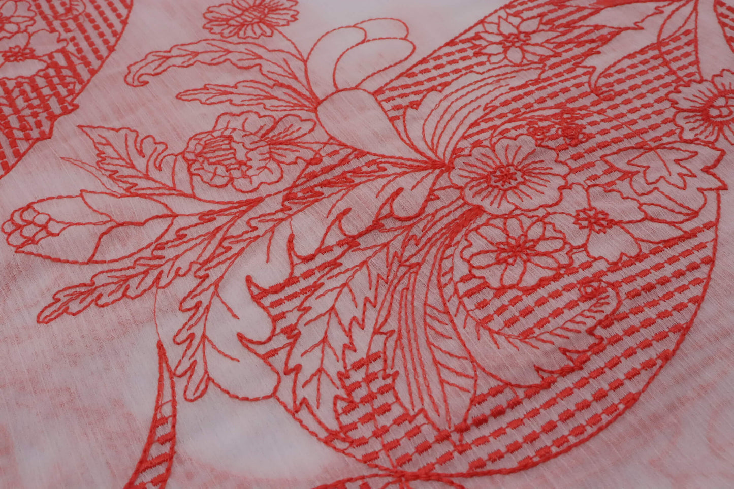 White polyester fabric with red paisley embroidery | Chant Rouge