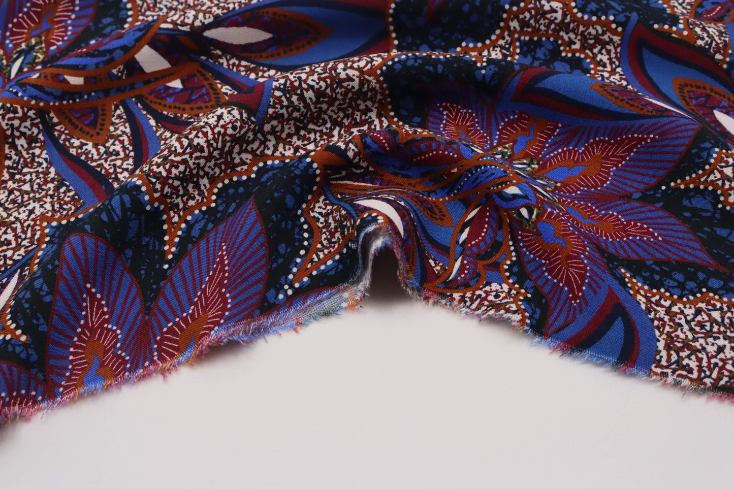 Tissu viscose tons mauves fond effet confettis imprimé fleurs tropicales