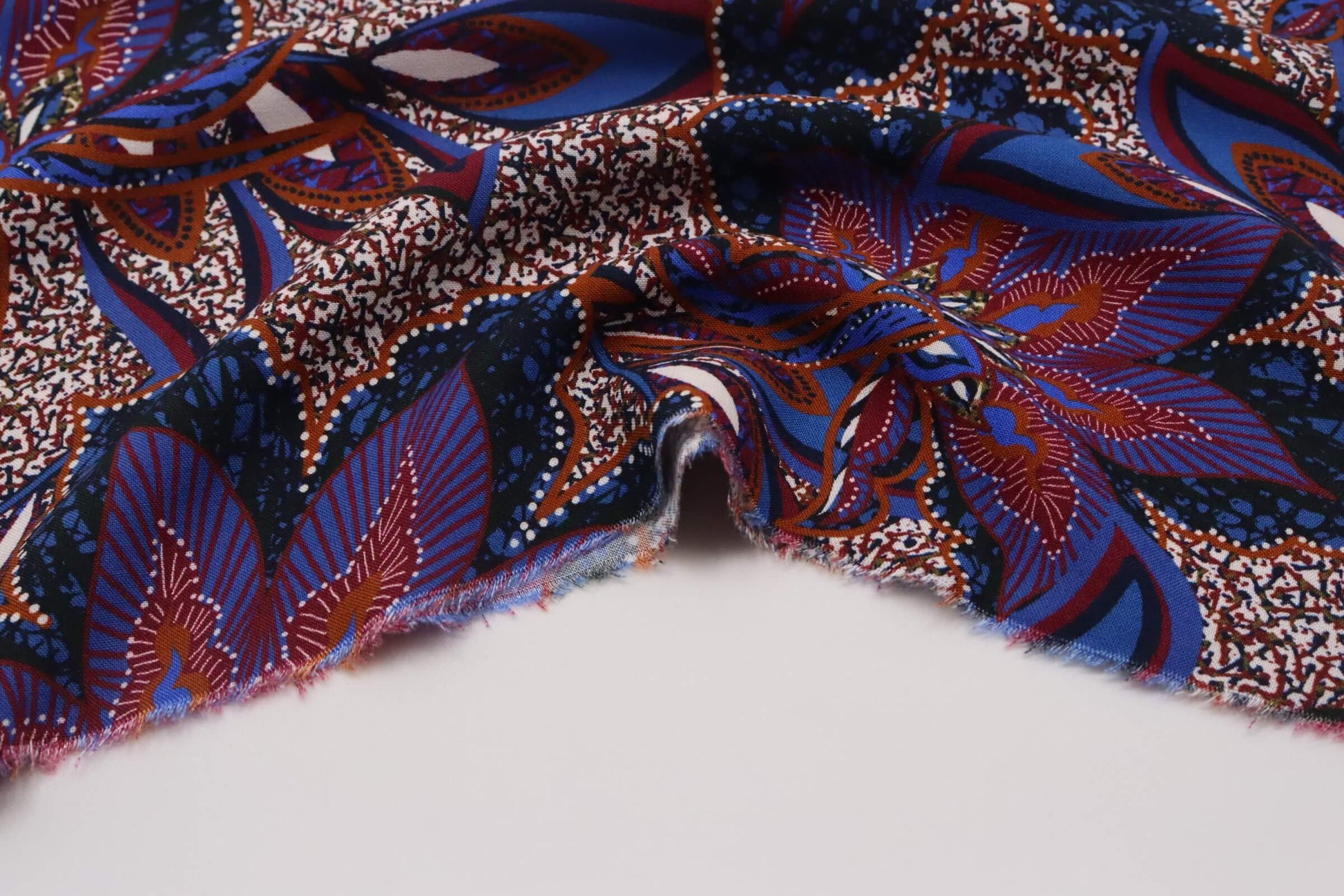 Tissu viscose tons mauves fond effet confettis imprimé fleurs tropicales