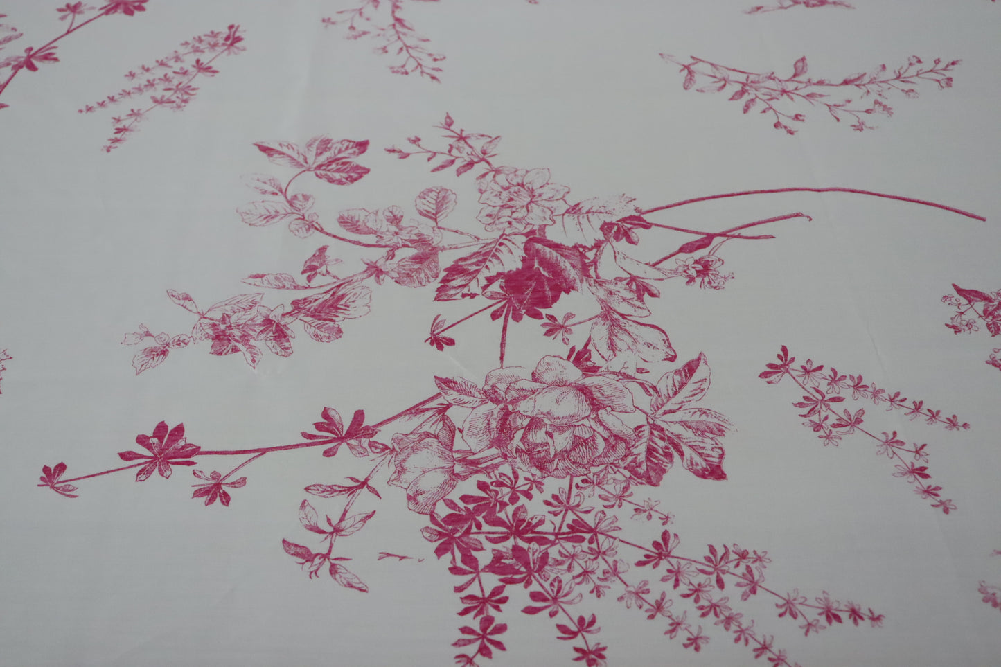 Tissu popeline de coton fond blanc | Imprimé fleurs roses fuchsia