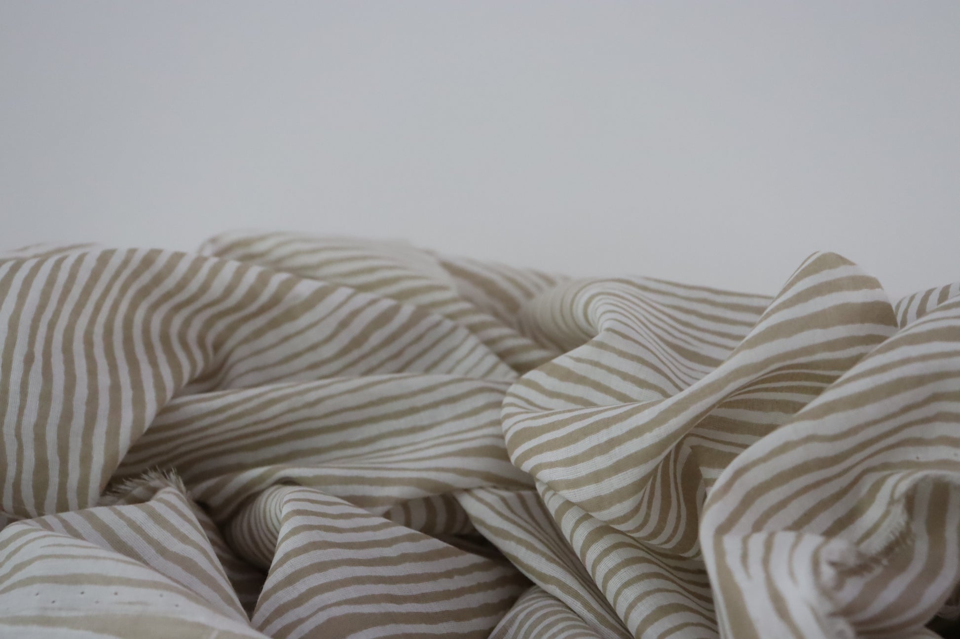 Tissu voile de coton imprimé beige et blanc