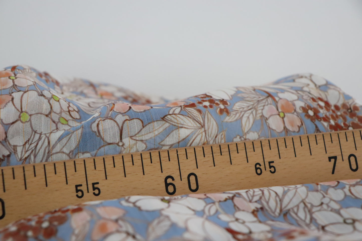 Tissu voile de polyester | Imprimé fleuri fond bleu