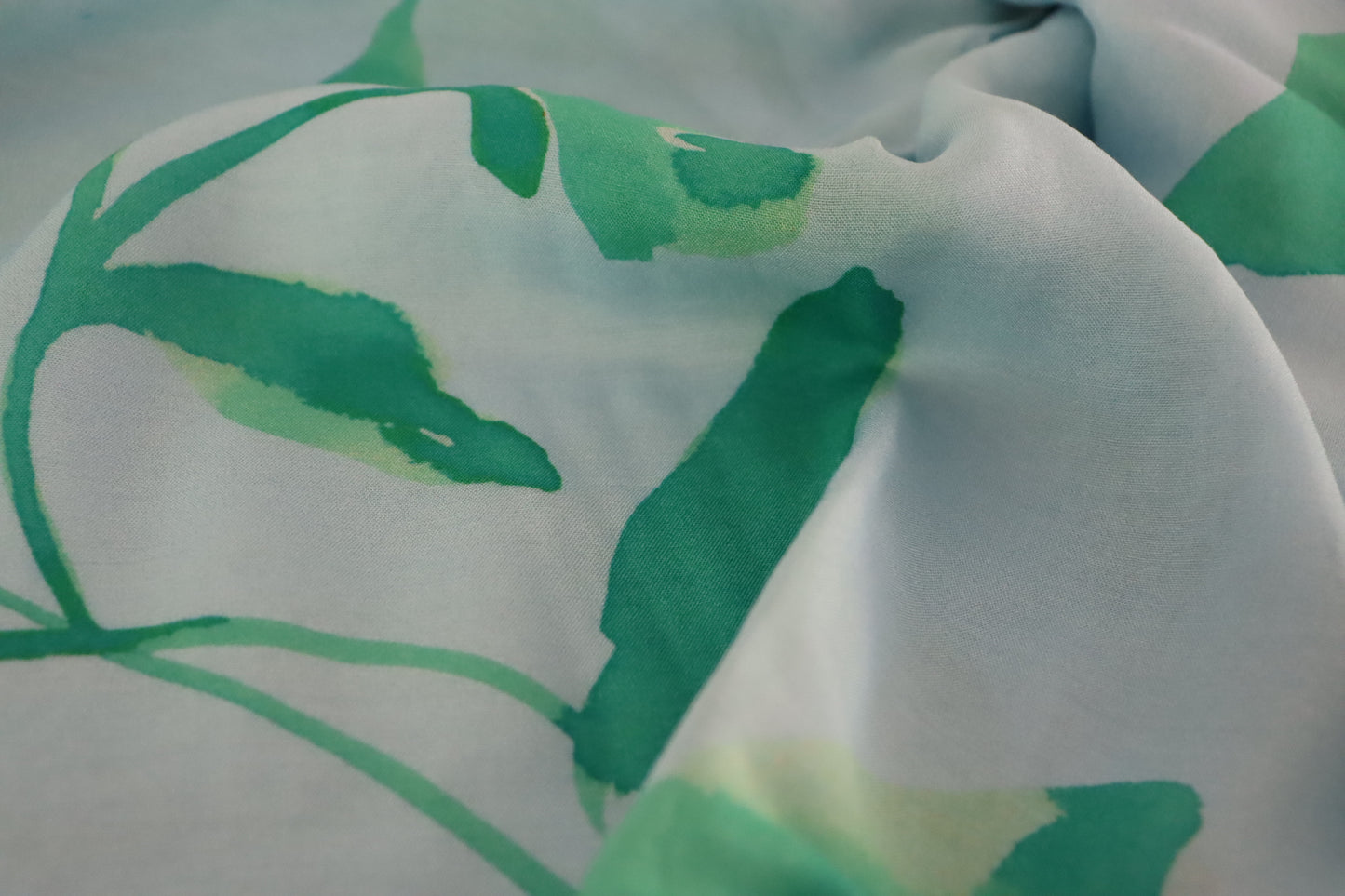 Tissu viscose et soie | Imprimé vert fond bleu pastel