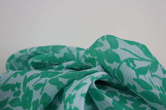 Tissu mousseline de polyester - imprimé vert fond bleu pastel