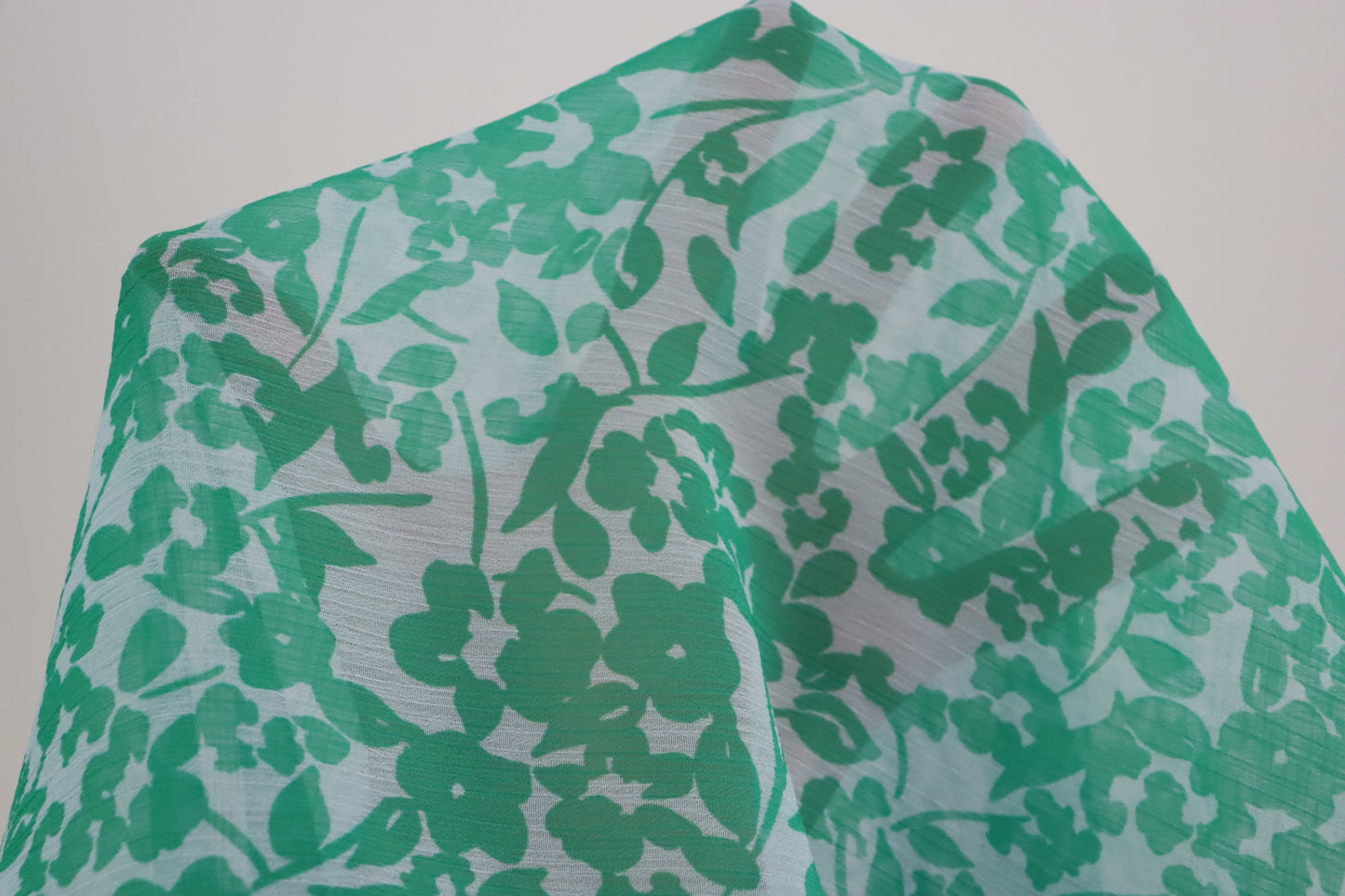 Tissu mousseline de polyester | Imprimé vert fond bleu pastel