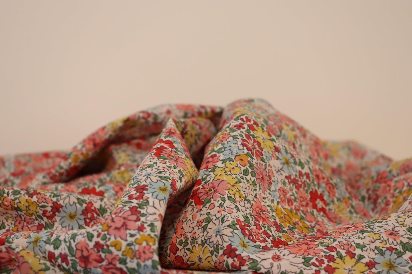 Tissu voile de coton imprimé fleurs colorées
