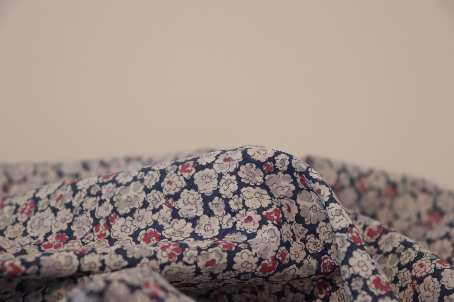 Tissu voile de coton | Imprimé fleurs fond bleu