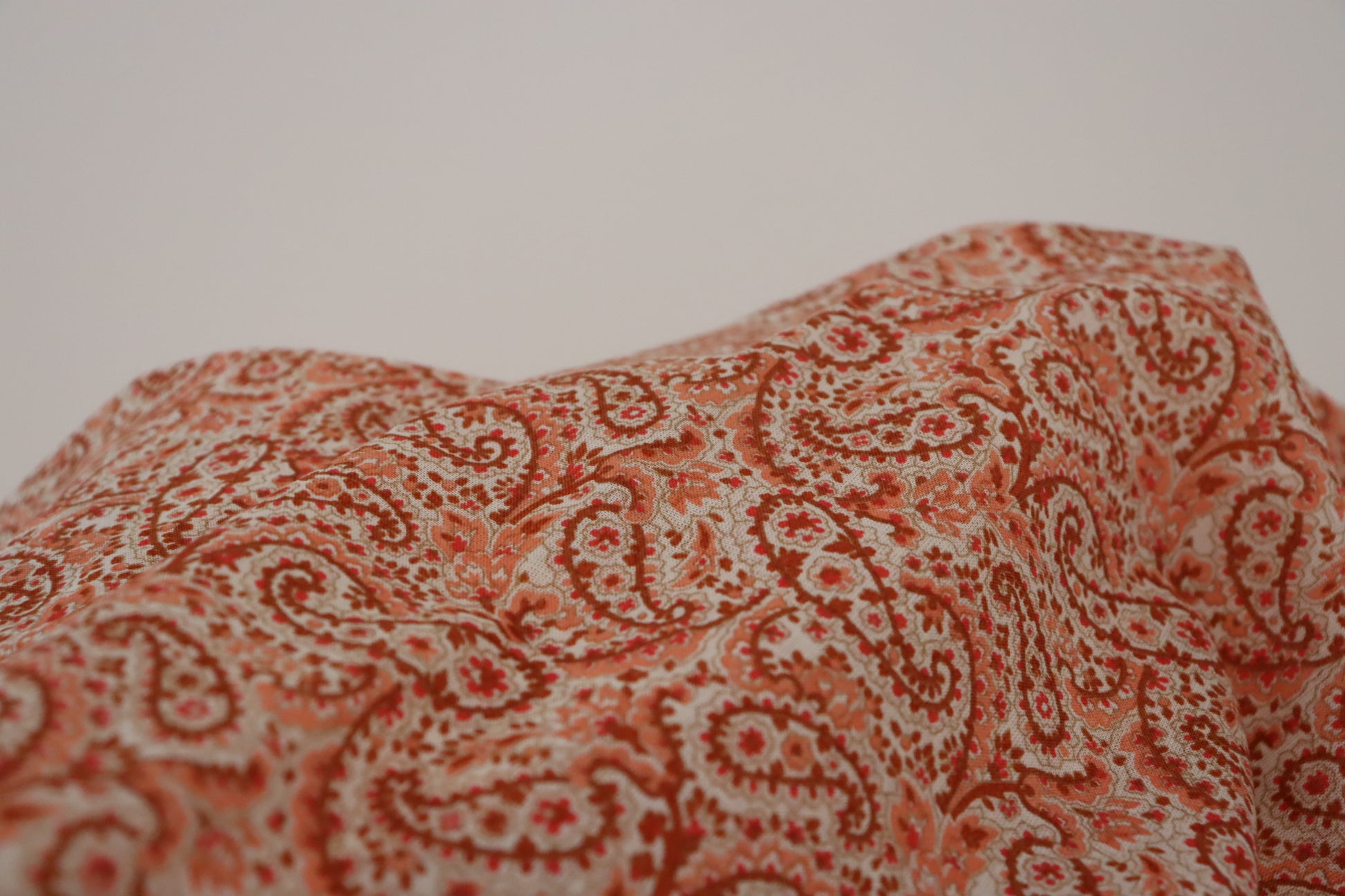 Tissu viscose motif cachemire orange