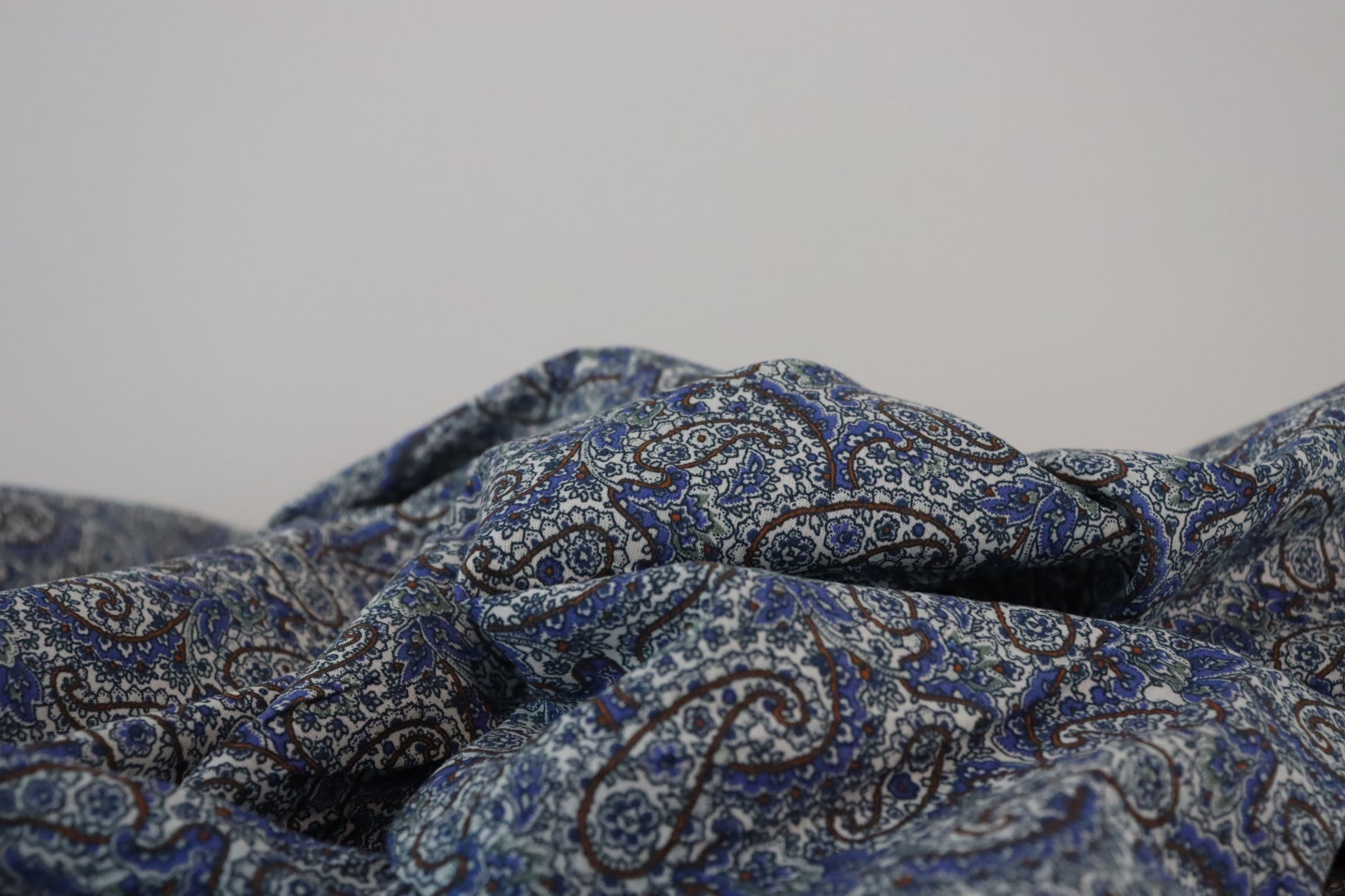 Tissu viscose motifs cachemire bleu