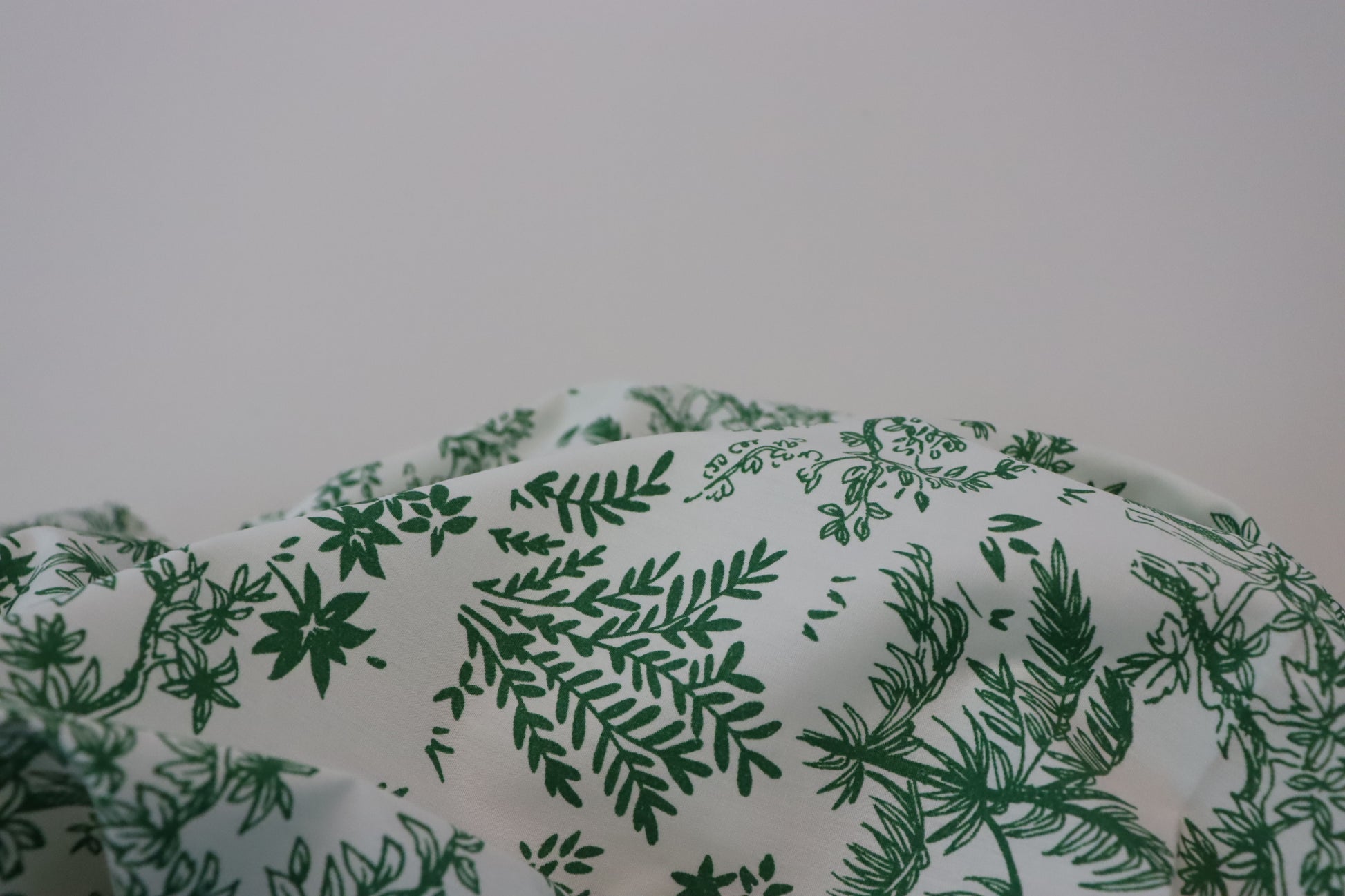 Tissu popeline de coton Imprimé vert fond blanc cassé