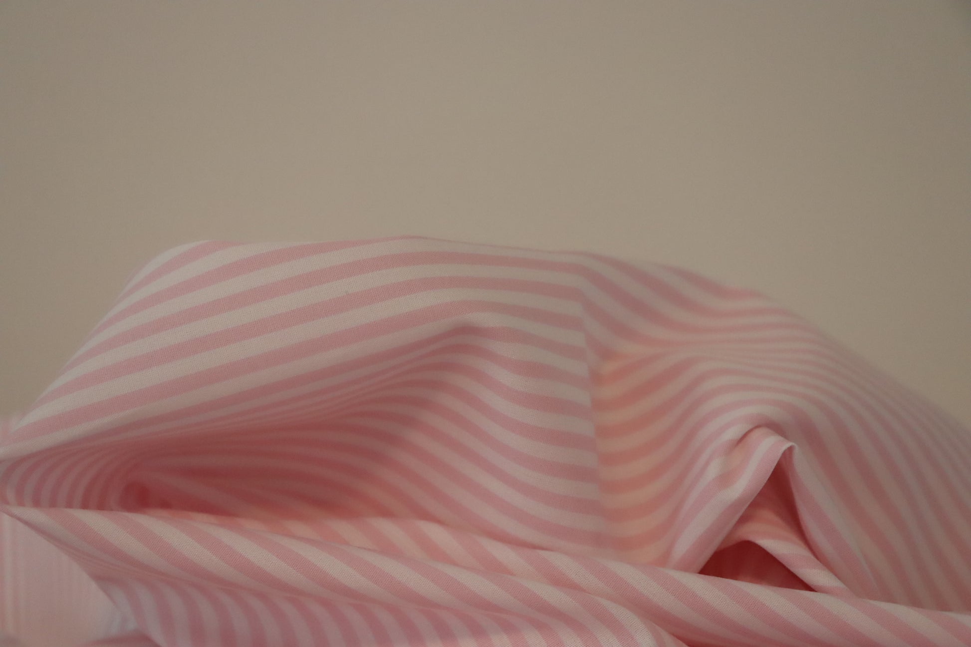 Tissu popeline de coton  Imprimé rayé rose fond blanc