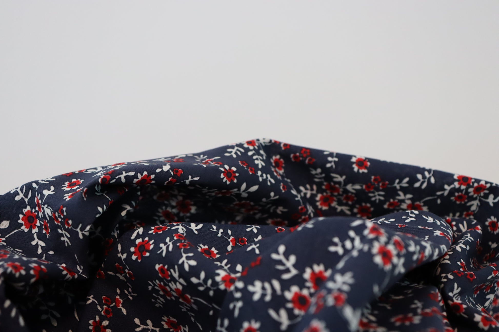Tissu voile de coton Imprimé fleurs rouges fond bleu nuit