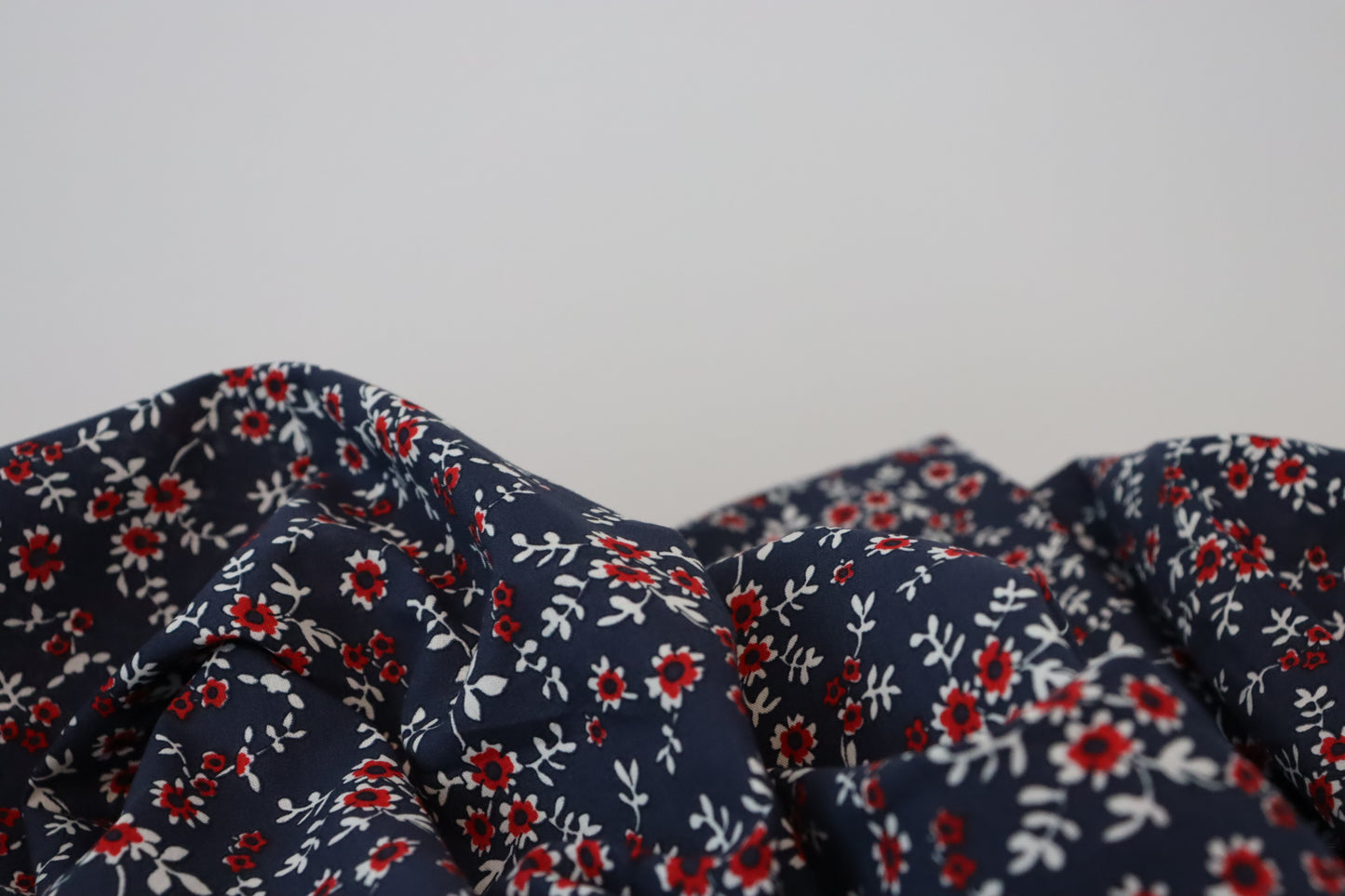 Tissu voile de coton | Imprimé fleurs rouges fond bleu nuit