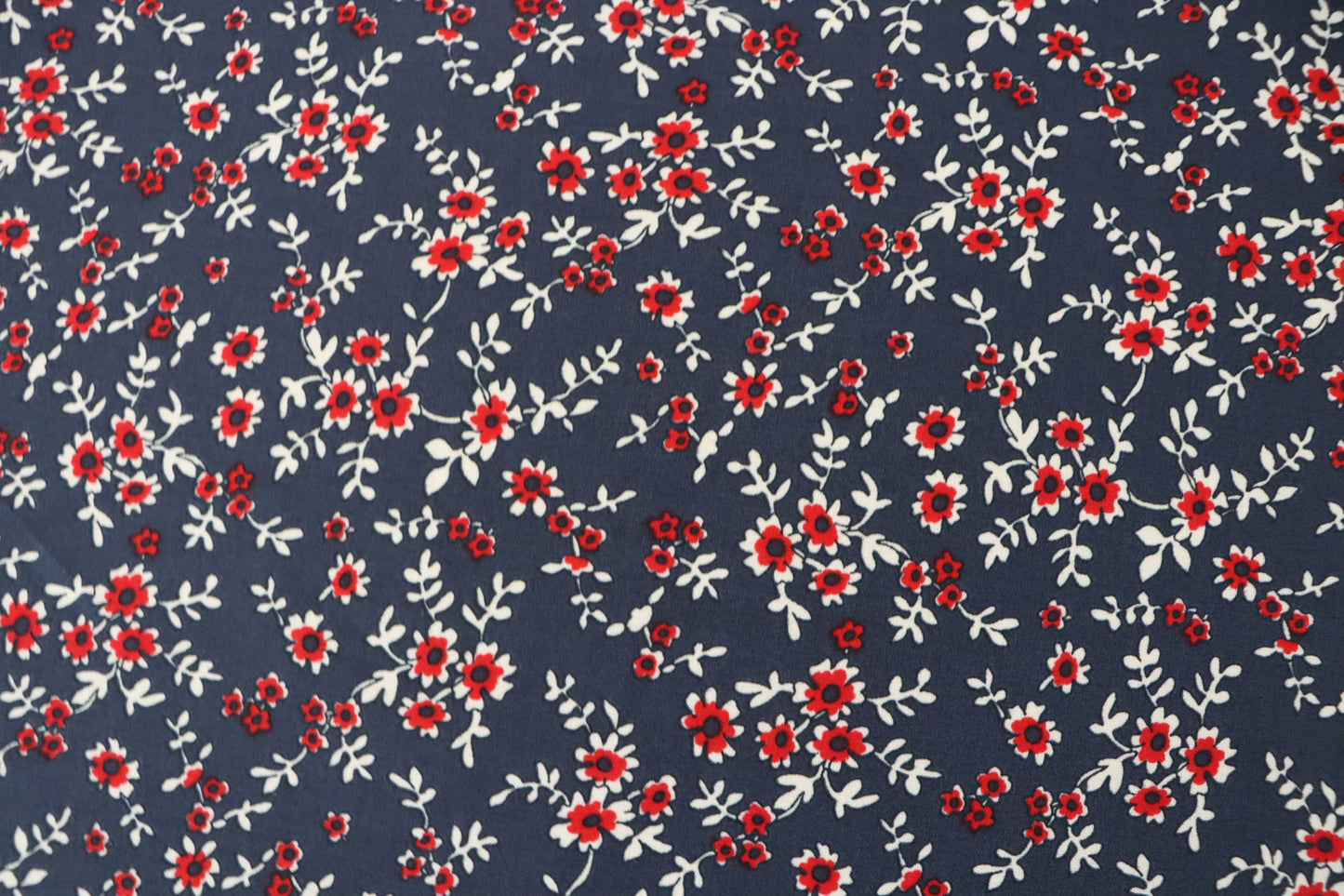 Tissu voile de coton | Imprimé fleurs rouges fond bleu nuit
