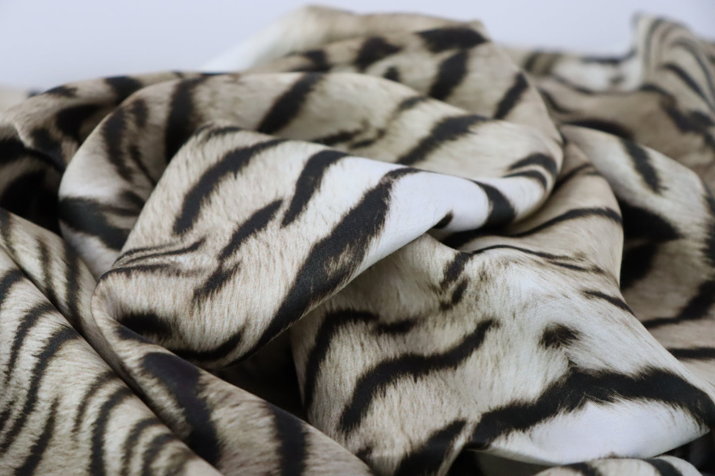 Tissu viscose imprimé tigre blanc