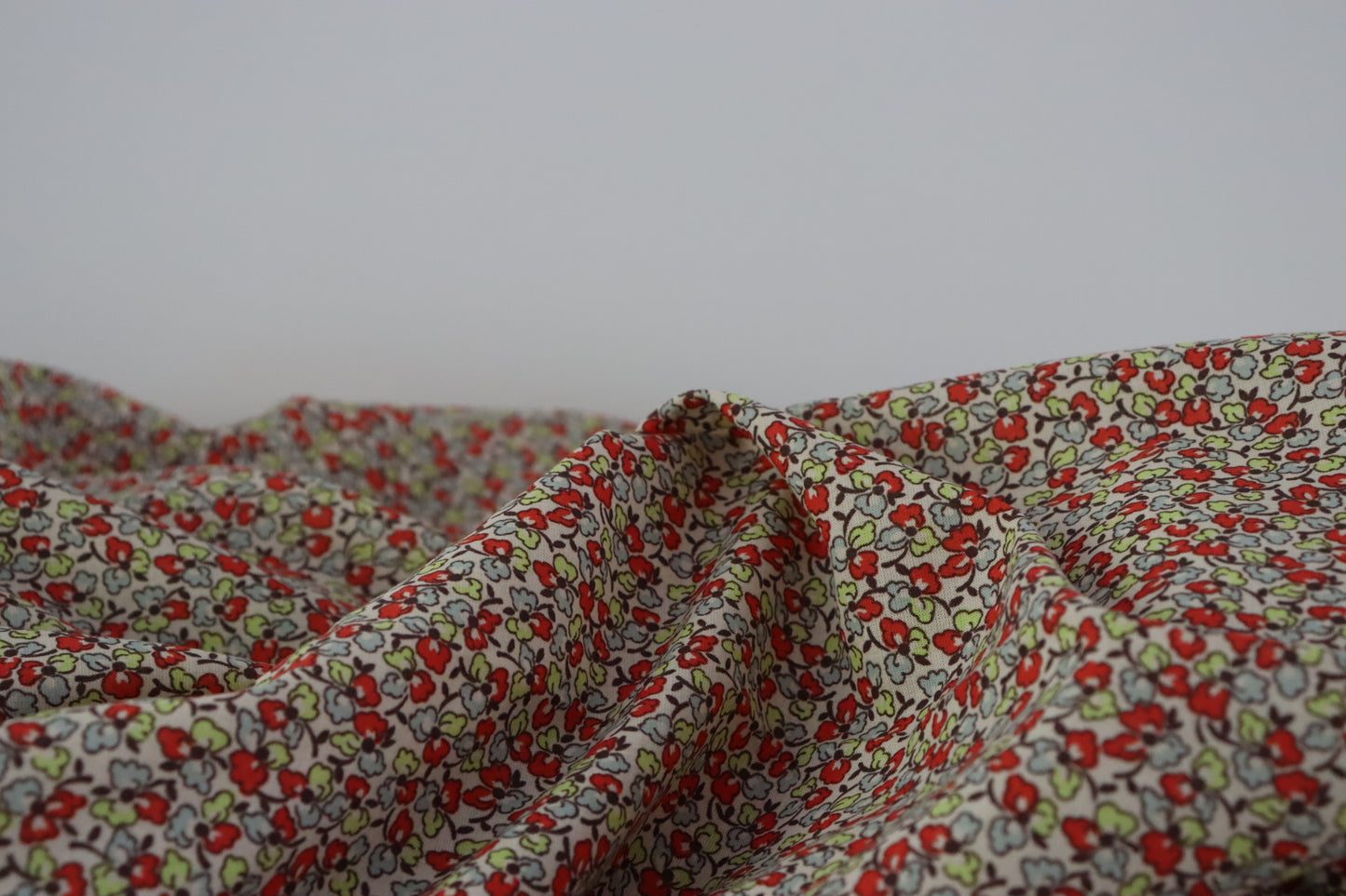 Tissu coton imprimé fleuris fond écru