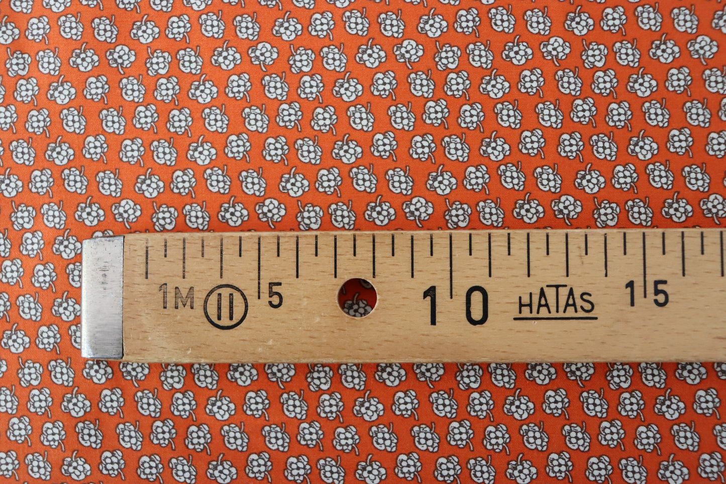 Tissu satin coton | Imprimé fleurs blanches fond orange