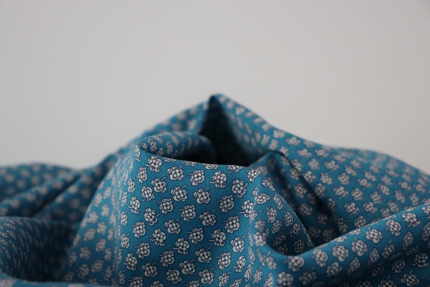 Tissu coton imprimé fleurs blanches fond bleu