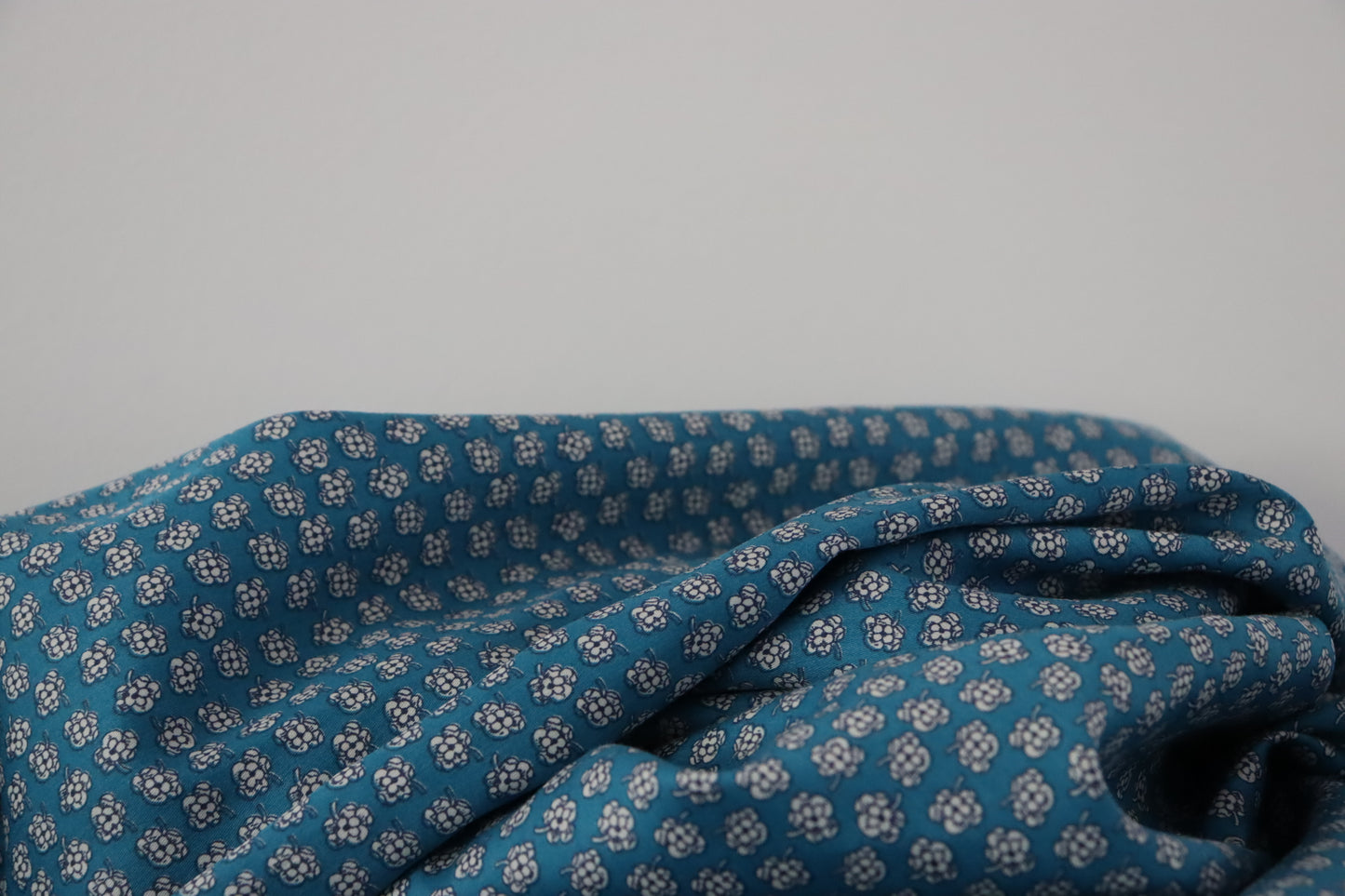 Tissu coton | Imprimé fleurs blanches fond bleu
