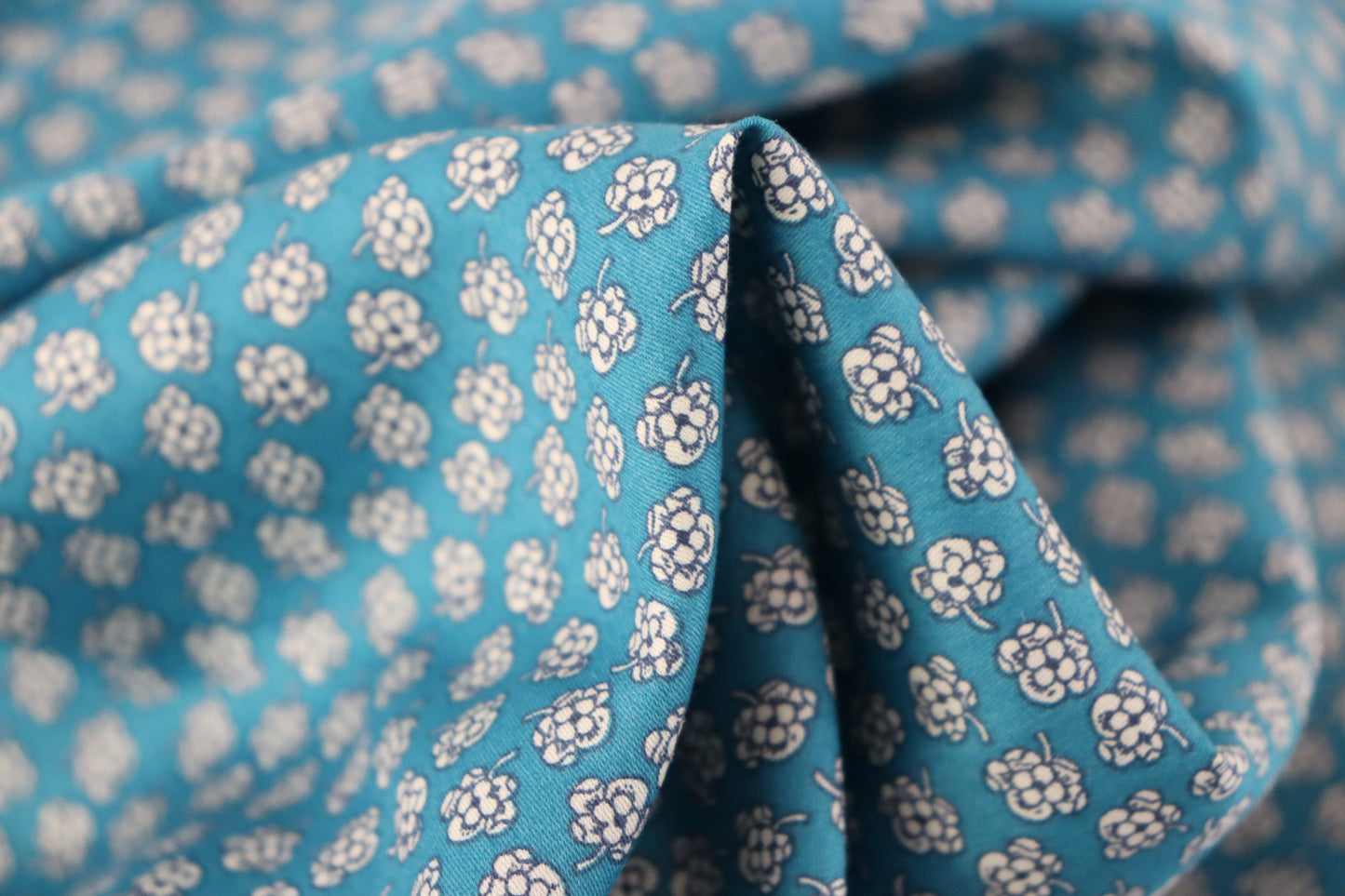 Tissu coton | Imprimé fleurs blanches fond bleu