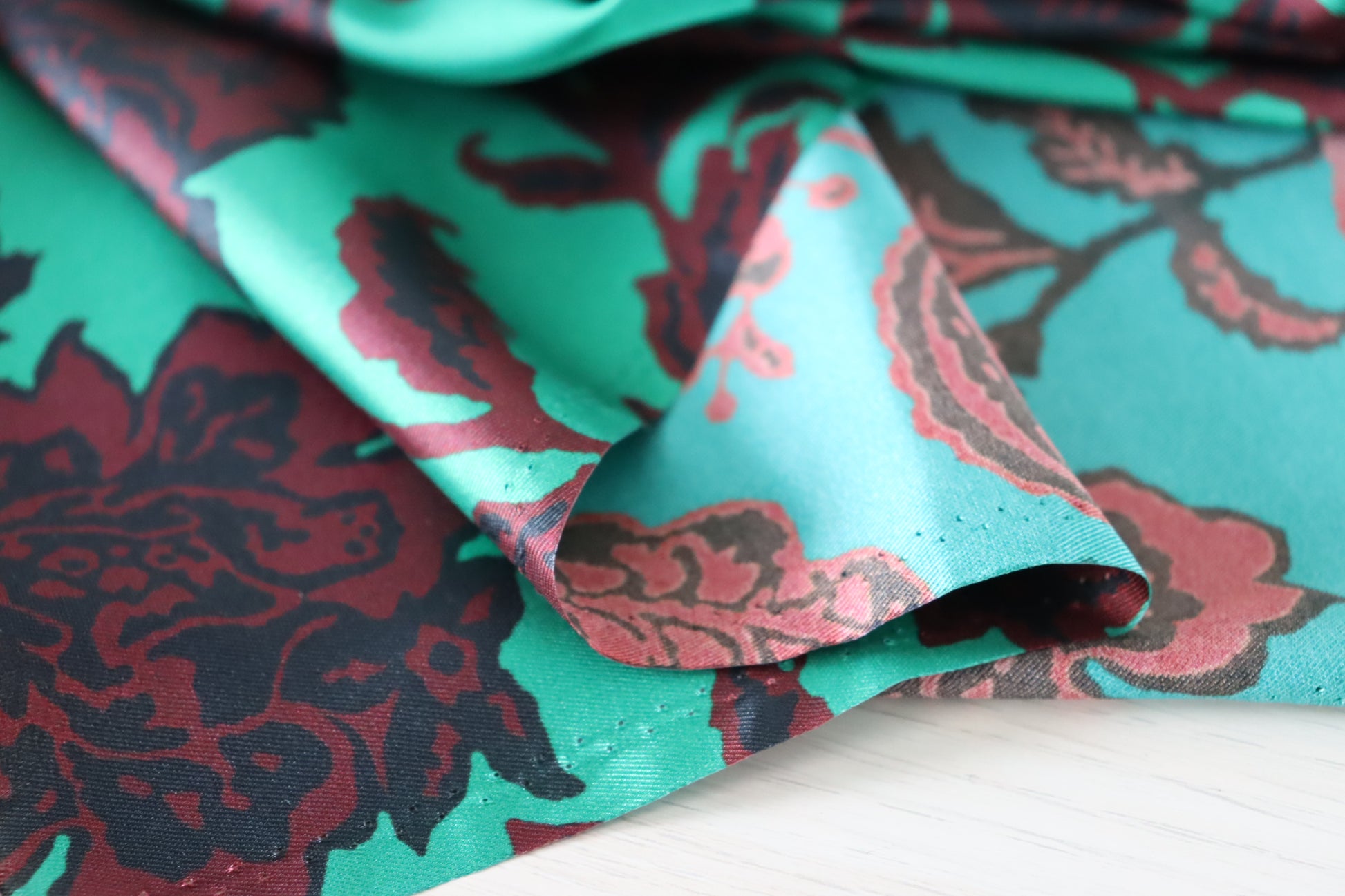 Tissu twill de soie mélangé - Imprimé fond vert fleurs bordeaux
