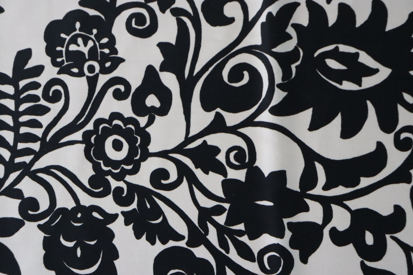 Tissu satin de coton | Imprimé fleurs noires