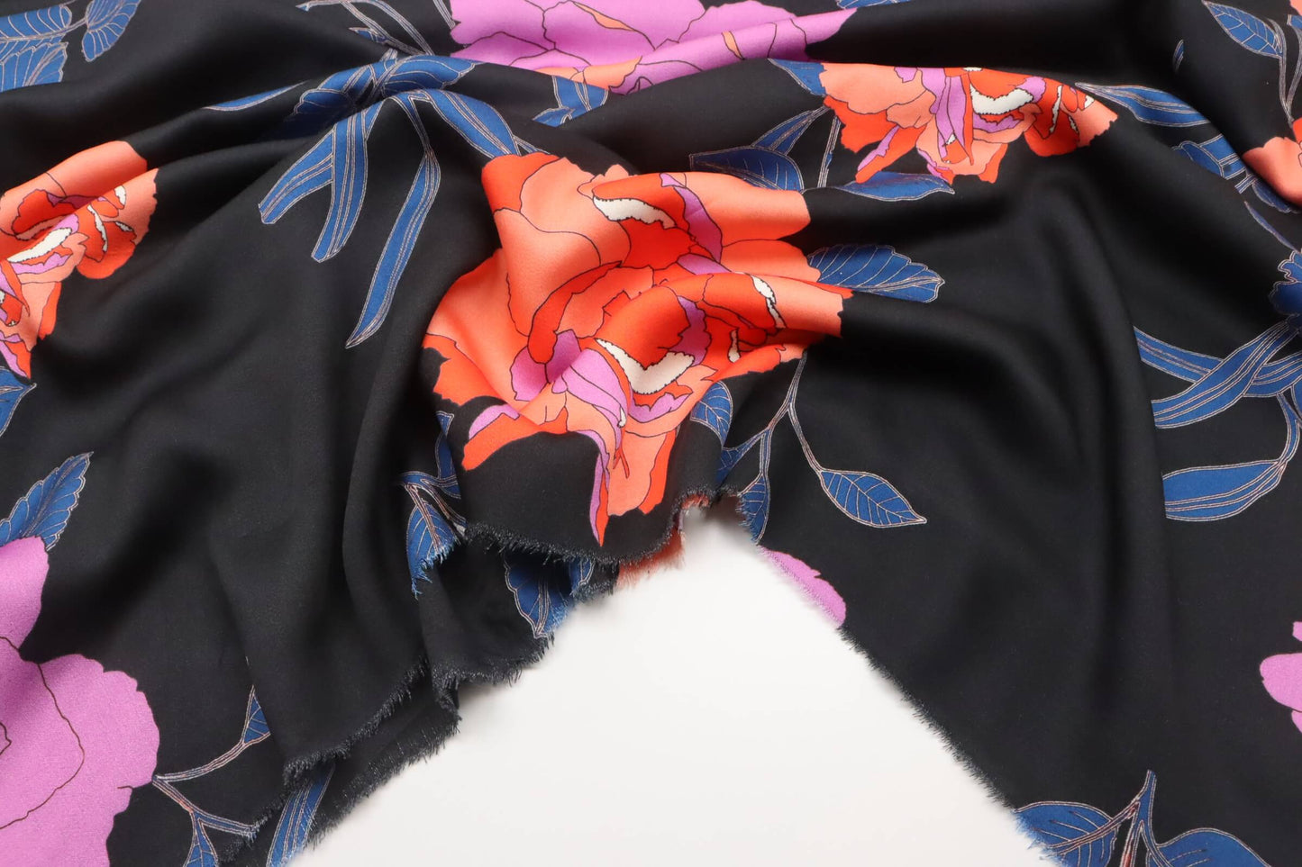 Tissu crêpe de viscose Imprimé grandes fleurs fond noir