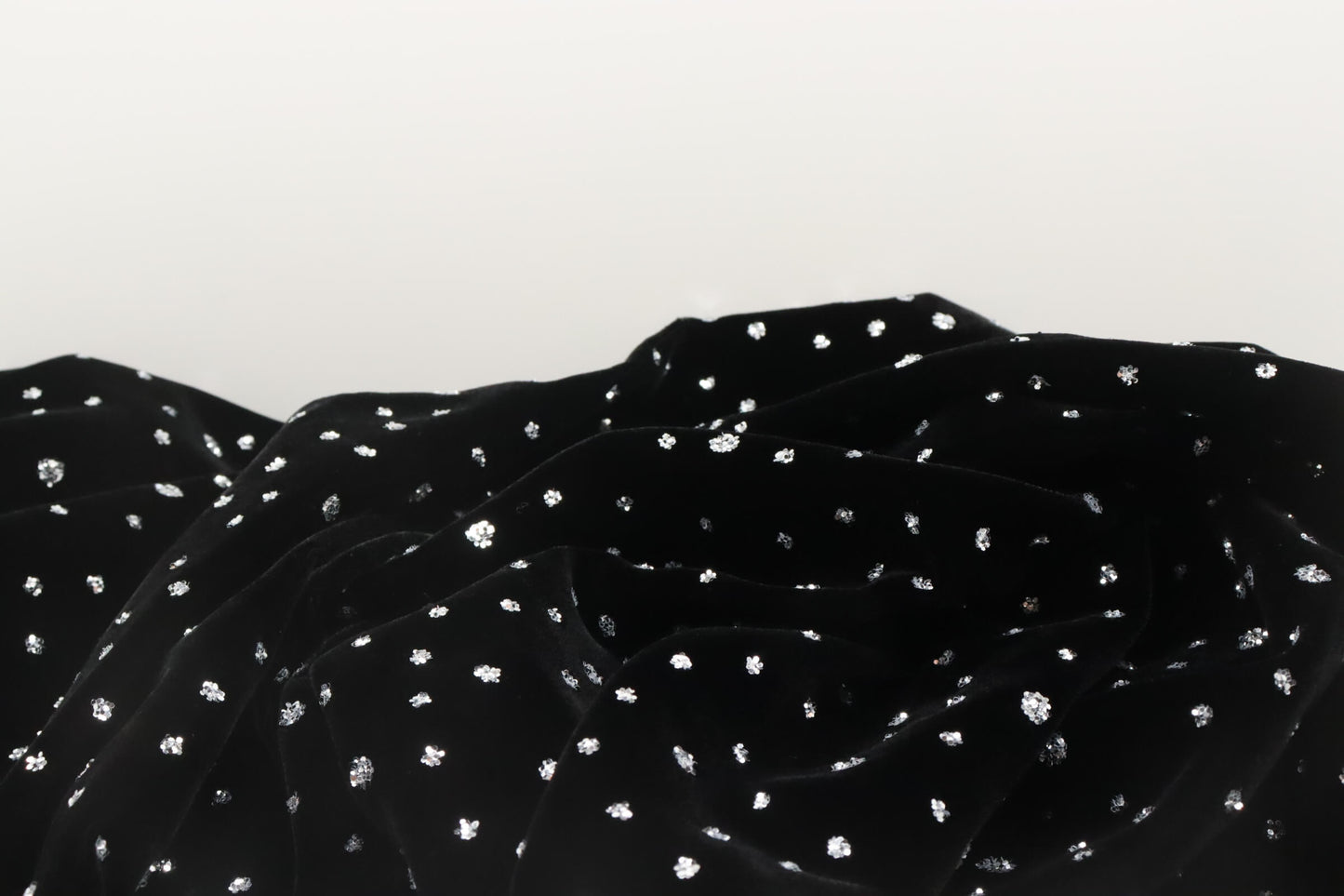 Tissu velours de viscose | Fond noir sequins argentés