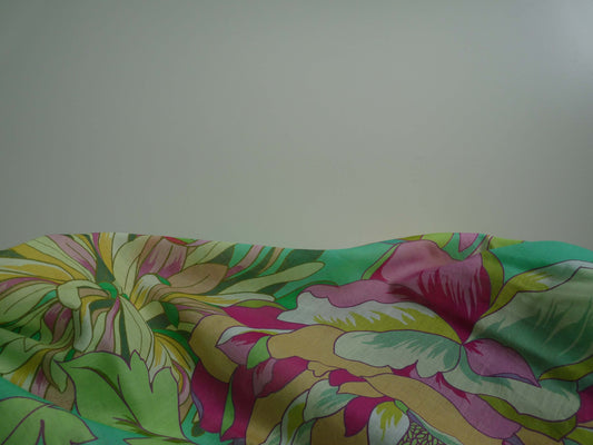 Tissu voile de coton fond vert fleurs multicolores