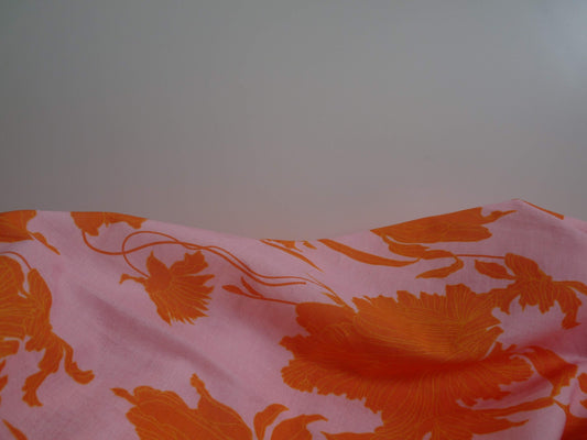 Tissu voile de coton fond rose fleurs oranges
