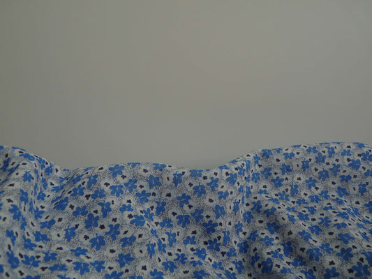tissu voile de coton fleurs bleues et blanches