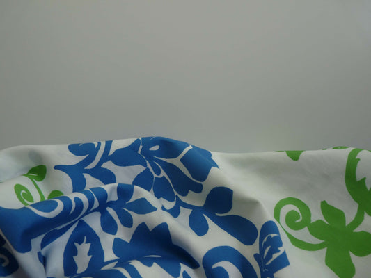 Tissu satin de coton imprimé fleurs bleues et vertes 