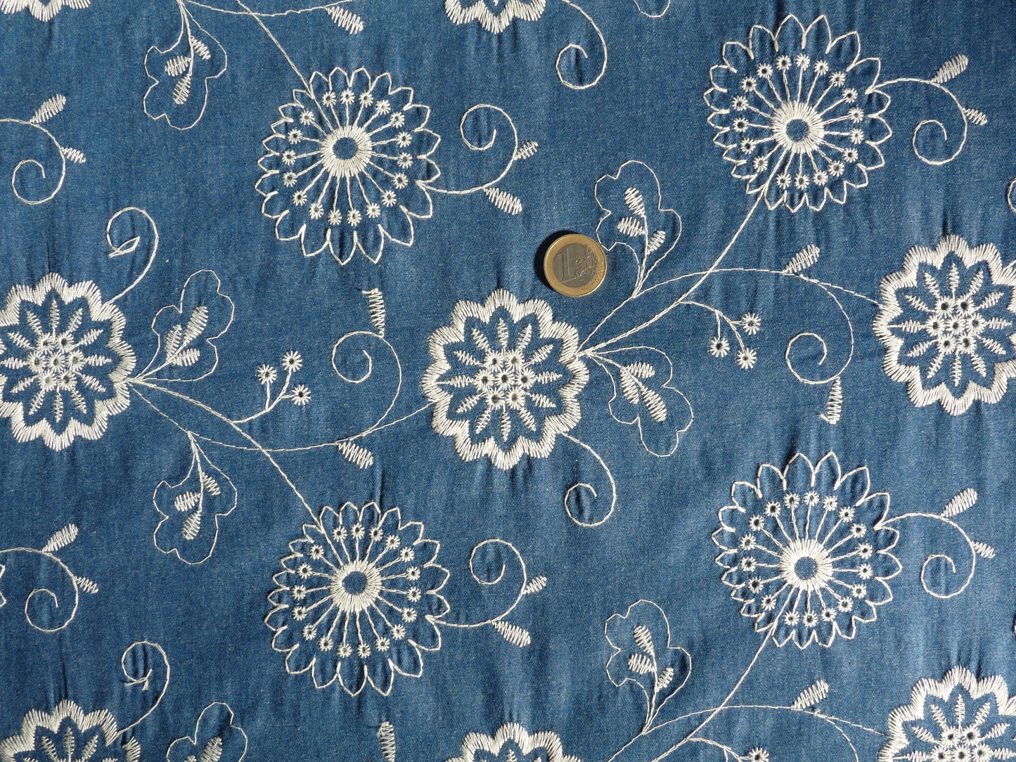 Tissu Denim brodé fleurs | Bleu