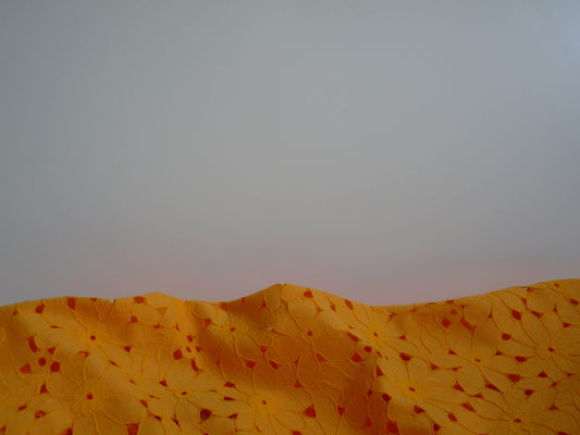 Tissu dentelle fleurs couleur Jaune mandarine