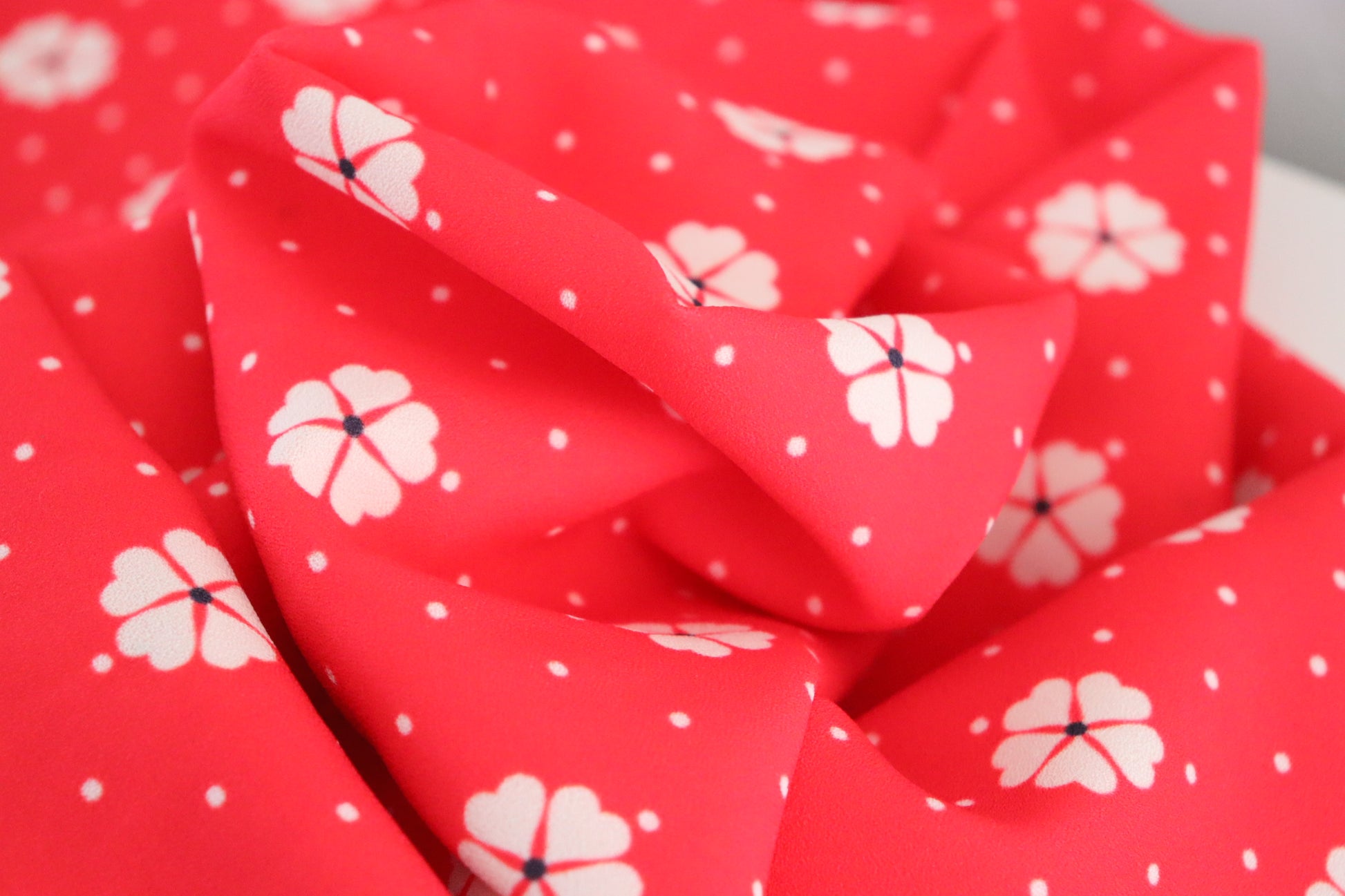crêpe de polyester rouge à fleurs