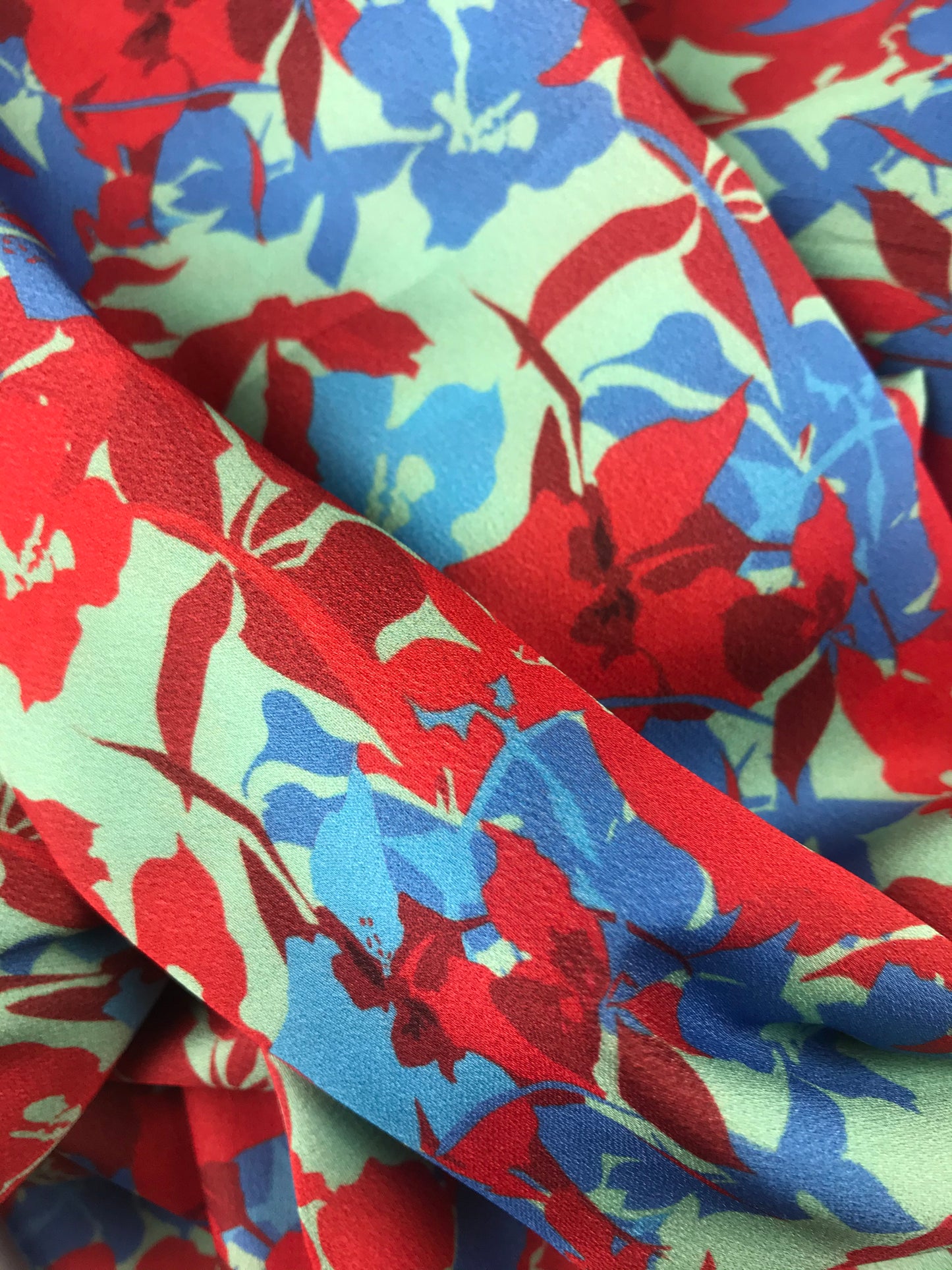 Tissu crêpe de soie - imprimé fleuri rouge et bleu