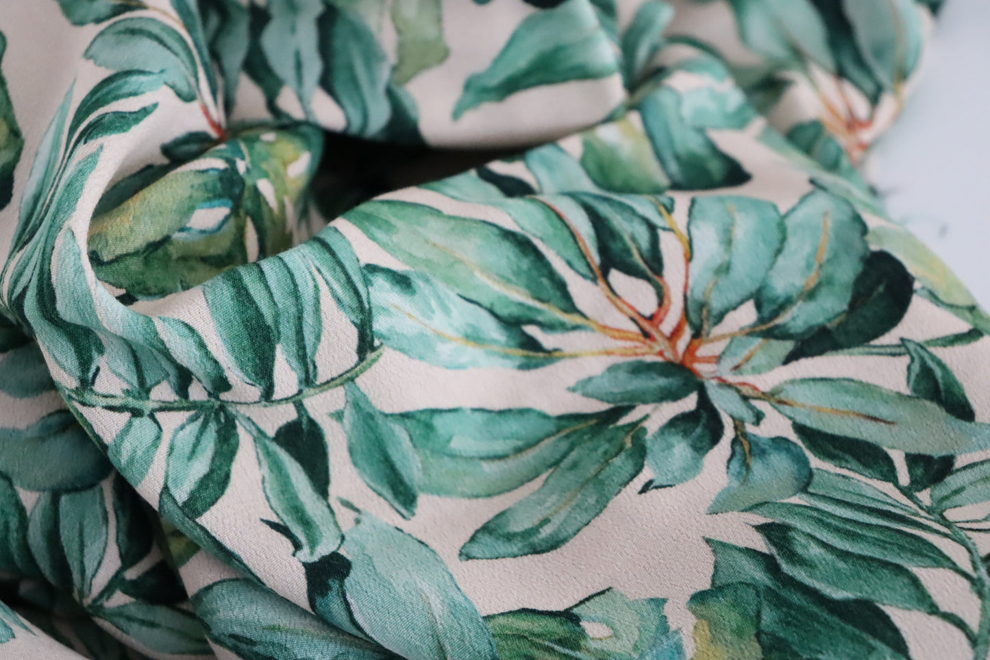 tissu crêpe de viscose à fleurs vertes