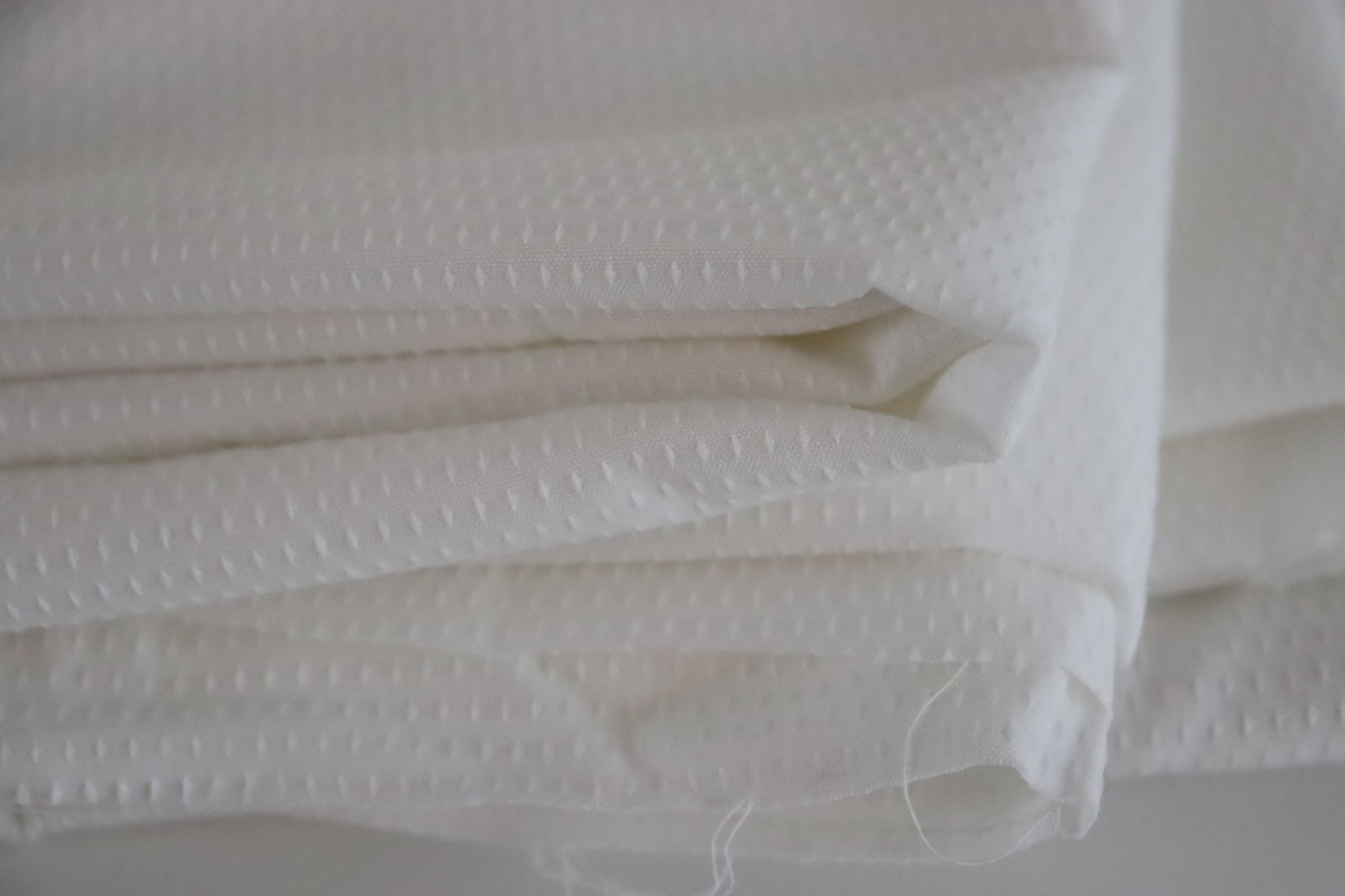 tissu coton effet plumetis blanc