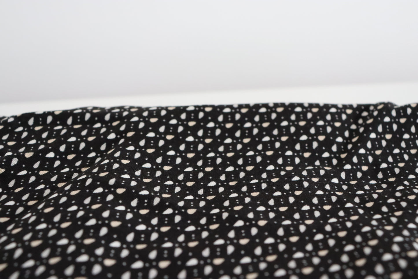 Tissu Viscose noir imprimé | Livia