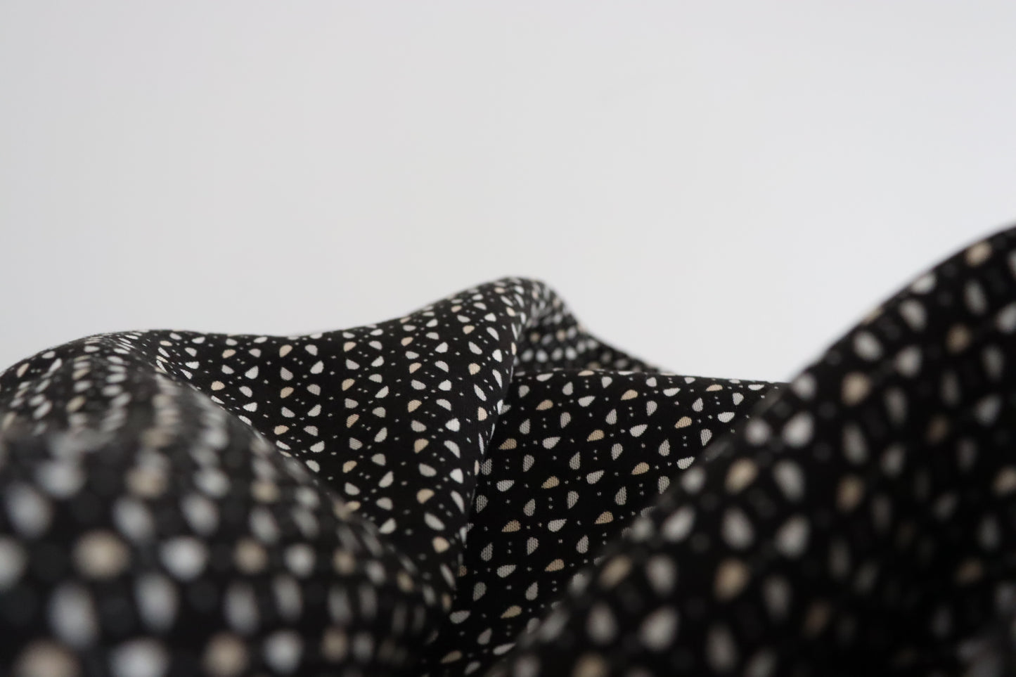 Tissu Viscose noir imprimé | Livia