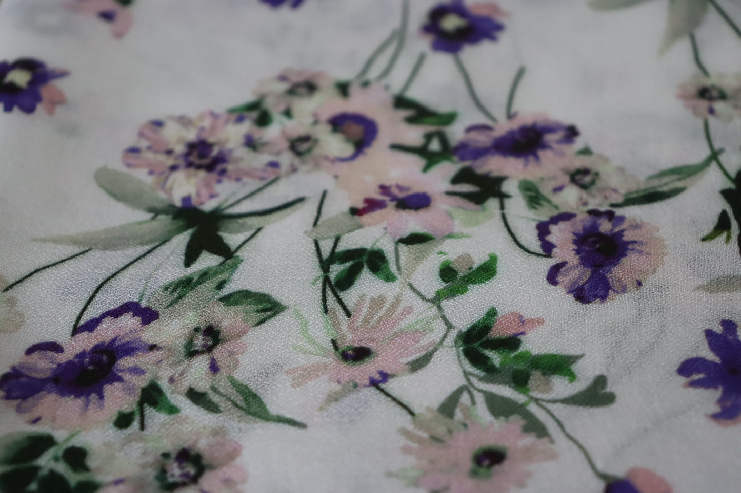 Tissu crêpe de viscose | Fleurs blanc et violet