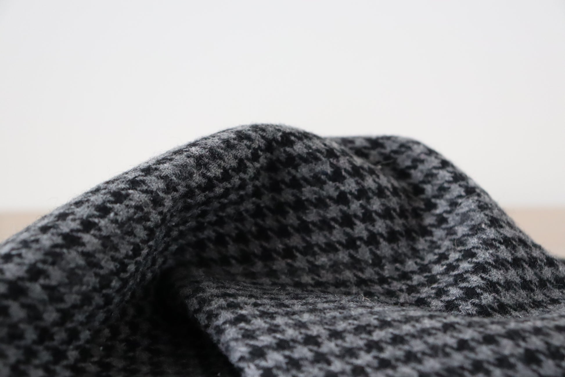 tissu laine pied de poule gris foncé noir