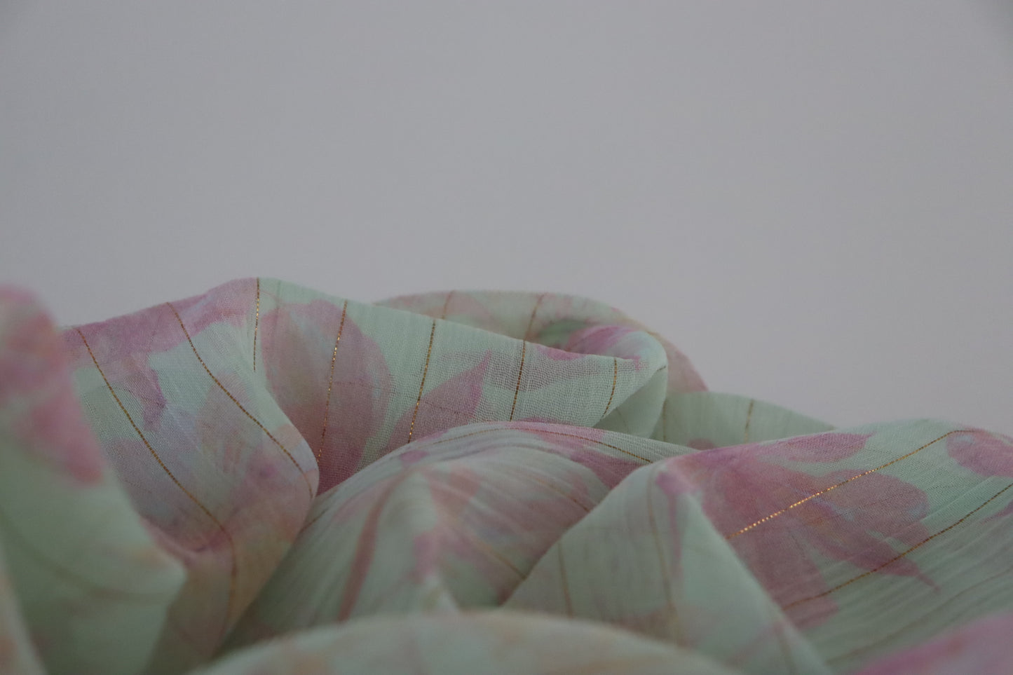 tissu mousseline vert d'eau imprimé fleurs roses