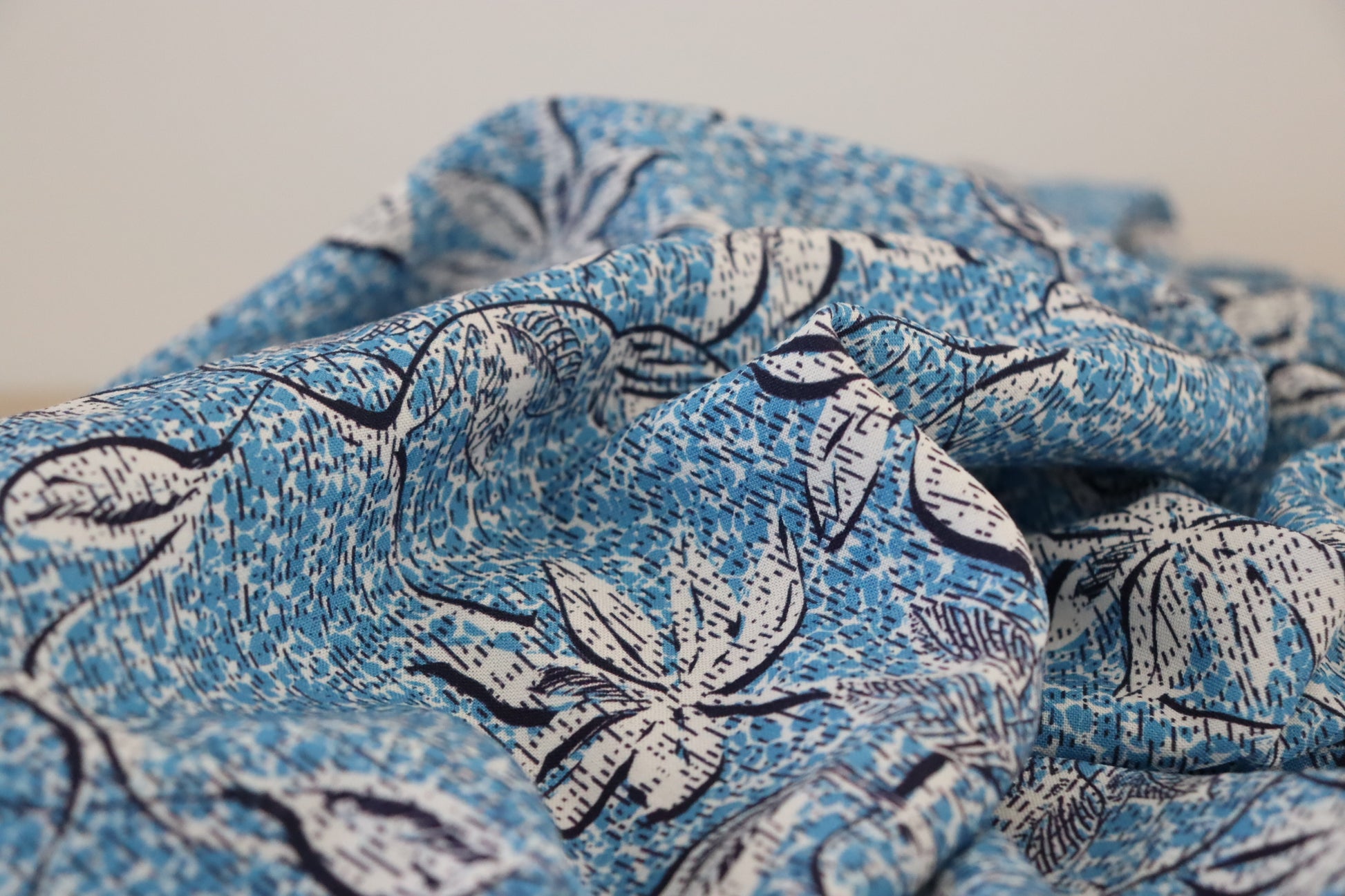 tissu viscose  bleu clair imprimé fleur